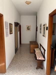 einen Flur mit einer Bank in einem Zimmer in der Unterkunft La Mandola in Castiglione dʼOrcia