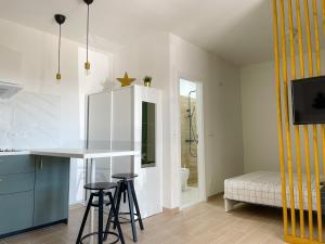 Μια τηλεόραση ή/και κέντρο ψυχαγωγίας στο Modern studio overlooking downtown