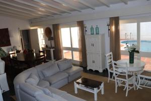 uma sala de estar com um sofá branco e uma mesa em Ofir Beach House Bonança em Esposende