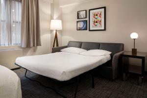 um quarto de hotel com uma cama e uma secretária em Residence Inn by Marriott New York Manhattan/ Midtown Eastside em Nova York