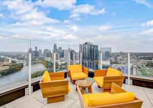 uma varanda com cadeiras e vista para a cidade em Modern Downtown Condo - Rooftop pool - Top Amenities em Austin