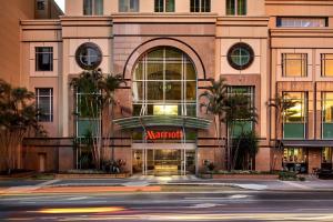 un hotel con un cartel en la parte delantera en Brisbane Marriott Hotel, en Brisbane