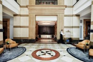 una hall con una persona in piedi al centro di un edificio di Brisbane Marriott Hotel a Brisbane