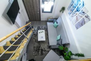 Dimosthenis_Loft1 في أثينا: إطلالة علوية على درج مع أريكة وطاولة