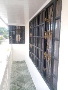 een hal met zwarte deuren en een tegelvloer bij PORTALES DEL LLANO in Villavicencio