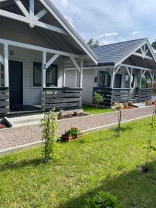 Brzozowy Zakątek Zator في زاتور: منزل أمامه حديقة