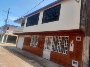een gebouw met gesloten ramen aan de zijkant bij PORTALES DEL LLANO in Villavicencio