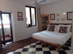 um quarto com uma cama e um piso em xadrez em B&B S. Trinità 18 Suites & Rooms em Trento