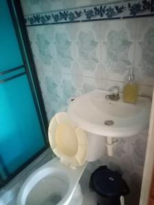 een badkamer met een wastafel en een toilet bij PORTALES DEL LLANO in Villavicencio