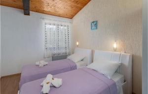 Posteľ alebo postele v izbe v ubytovaní 2 Bedroom Lovely Apartment In Jadranovo