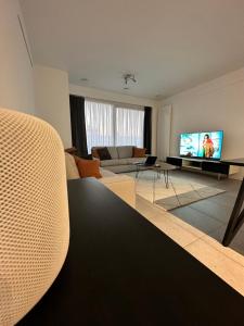 TV tai viihdekeskus majoituspaikassa Canal View One Bedroom Flat