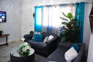 uma sala de estar com um sofá e uma mesa em Apartamento entero en Samaná Los tios em Santa Bárbara de Samaná