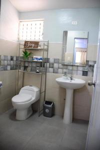 łazienka z toaletą i umywalką w obiekcie Apartamento entero en Samaná Los tios w mieście Santa Bárbara de Samaná