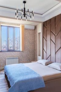 una camera con un grande letto e una grande finestra di апартамент в центре "Rakat-14" a Tashkent