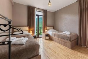 una camera d'albergo con due letti e una finestra di Panorama Ushba a Mestia