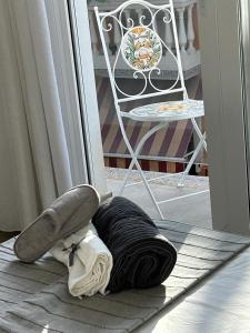 een rol zwart garen op de grond naast een stoel bij AM DEL SOL in Fuengirola +39 foto's
