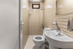 un bagno con un water e un lavandino di Panorama Ushba a Mestia