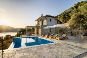 Bazén v ubytování Pasithea Skopelos Retreat nebo v jeho okolí