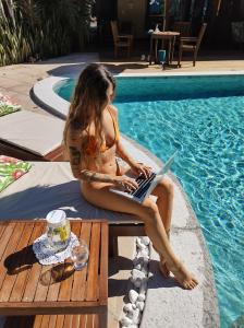A piscina localizada em Paraíso Ecológico Pousada & SPA ou nos arredores