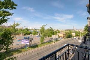 - Balcón con vistas a una calle de la ciudad en Hostel Podolski Plus en Kiev