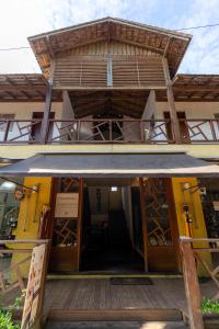 un edificio con puerta abierta y porche en Galeria & Suites Canto do Sol, en Barra Grande