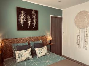1 dormitorio con 1 cama con 2 almohadas en La Villa Vaihéré en Camargue, l'Hibiscus et le Magnolia, en Saintes-Maries-de-la-Mer