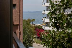 - une vue sur l'océan depuis un bâtiment dans l'établissement Delfini Hotel, à Patras