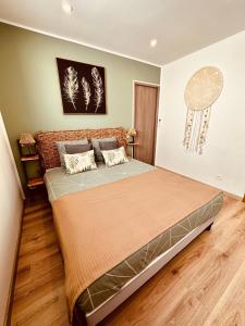 um quarto com uma cama grande num quarto em La Villa Vaihéré en Camargue, l'Hibiscus et le Magnolia em Saintes-Maries-de-la-Mer