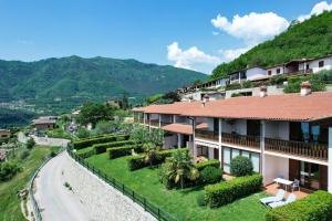 ariaal uitzicht op een gebouw op een berg bij Residence Altogarda in Tremosine Sul Garda