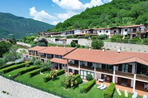 een luchtzicht op een resort met een berg bij Residence Altogarda in Tremosine Sul Garda