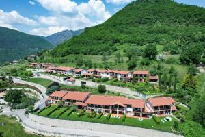 een luchtzicht op een resort in de bergen bij Residence Altogarda in Tremosine Sul Garda