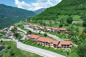 een luchtzicht op een resort in de bergen bij Residence Altogarda in Tremosine Sul Garda