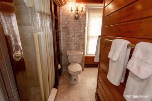 Bagno di Copper and Lumber Store Hotel