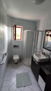 W łazience znajduje się prysznic, toaleta i umywalka. w obiekcie Krk Island Dream: Harbor Walk and Panoramic Views w mieście Porat