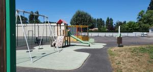un parc avec une aire de jeux avec un toboggan dans l'établissement Mobil Home 5 pers 1 Km de l'Océan, à Talmont-Saint-Hilaire