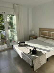 een slaapkamer met een bed met een paar schoenen erop bij AM DEL SOL in Fuengirola