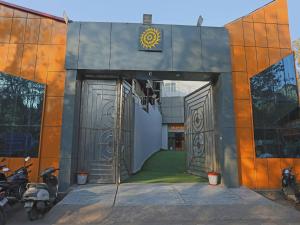 uma entrada para um edifício com motos estacionadas no exterior em Super Townhouse 868 Grand Pacific Ocean em Nova Deli
