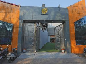 uma entrada para um edifício com motos estacionadas no exterior em Super Townhouse 868 Grand Pacific Ocean em Nova Deli