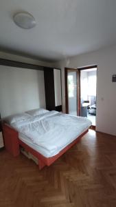 Ένα ή περισσότερα κρεβάτια σε δωμάτιο στο Krk Island Dream: Harbor Walk and Panoramic Views +5 φωτογραφίες