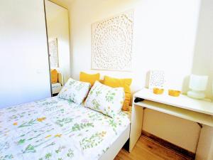 Posteľ alebo postele v izbe v ubytovaní Private room in renovated apartment - Tram 1 min walk