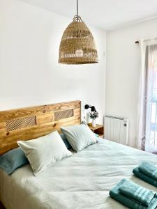 1 dormitorio con 1 cama grande y cabecero de madera en Entre Piñas, en Tragacete