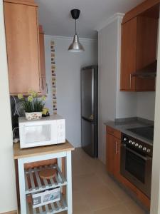 kuchnia z białą kuchenką mikrofalową na blacie w obiekcie Mirador de Barreiros w mieście Barreiros