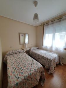 sypialnia z dwoma łóżkami i dwoma oknami w obiekcie Mirador de Barreiros w mieście Barreiros +8 zdjęć