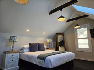 um quarto com uma cama king-size e uma janela em Templeton's Stone stay em Twizel