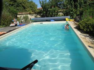 Baseinas apgyvendinimo įstaigoje Maison avec piscine non chauffée & partagée, 50m2 à 24km de La Rochelle arba netoliese