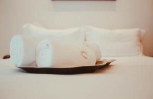 einen Teller auf einem Bett mit Handtüchern darauf in der Unterkunft Aelia - Luxury Central Suite in Alexandroupoli
