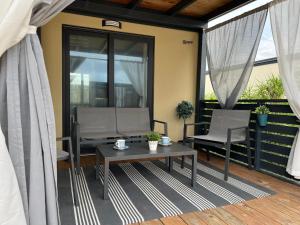 a screened in porch with a table and chairs at LunaBay SpiritoS Mobile Home, Terra Park SpiritoS in Kolan