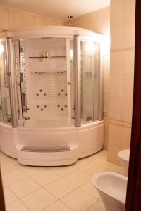 bagno con doccia e lavandino di Luxury Apartment, near Pinikoudes beach a Larnaka