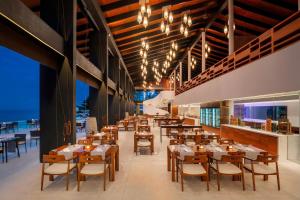 Restaurace v ubytování The Westin Maldives Miriandhoo Resort
