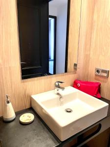 レスタルティットにあるALMA BEACH ESTARTITのバスルーム(白い洗面台、鏡付)